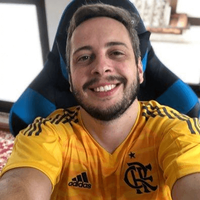 Um homem sorridente com uma camisa do Flamengo